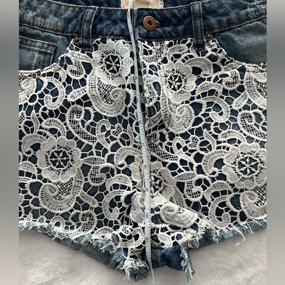 Forever 21 denim shorts with lace appliqué. Size 28 - Picture 10 of 14